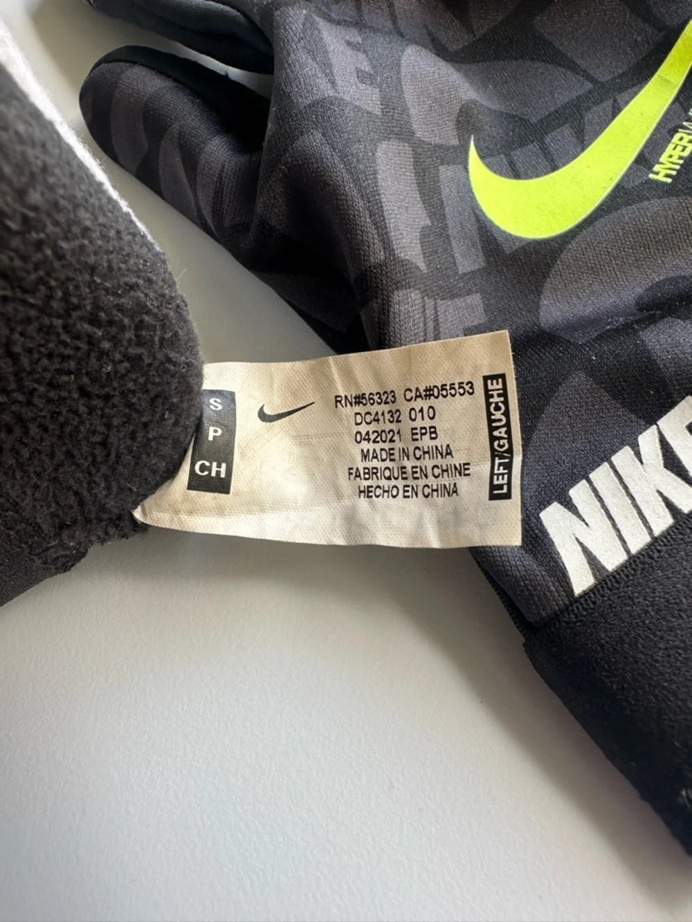 Nike HyperWarm Gloves Boys Size S (8–10) Black Thermal Sports Running